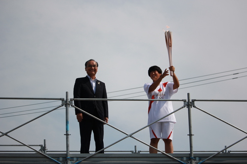 ゴール地点の鈴木さんと市長